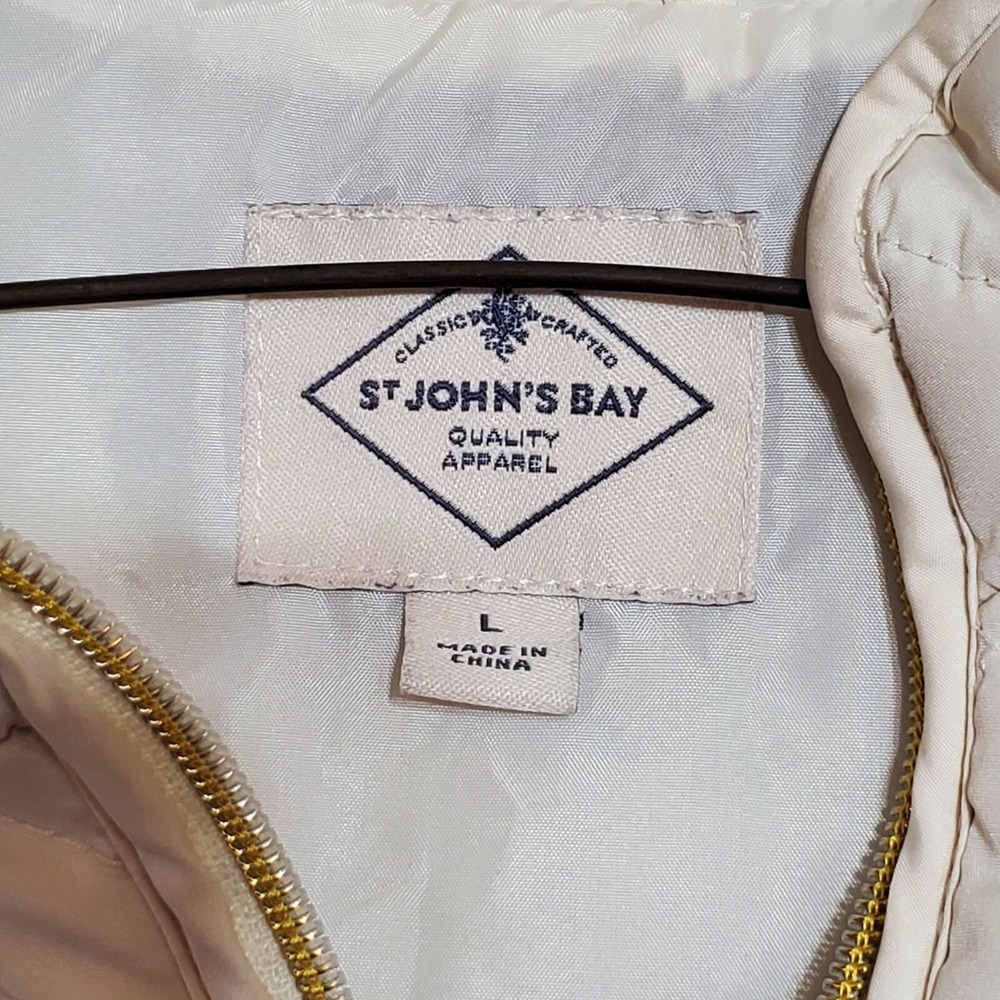 St. Johns Bay Womens Large Quilted Puffer Vest off white 2 Pockets Gold Zip - Picture 3 of 7